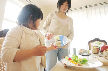 朝起きてまずはコップ一杯の月のしずく